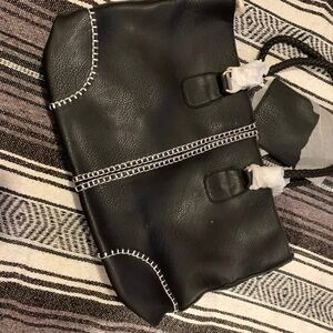 Chic Black Leather Shoulder Bag with Contrast Stitching